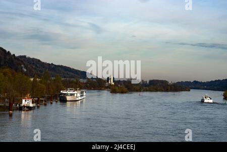 Navires sur le Danube, Vilshofen an der Donau en Bavière, Allemagne Banque D'Images