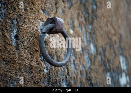 Un gros plan de l'ancien porte-bague en fonte sur un mur. Banque D'Images