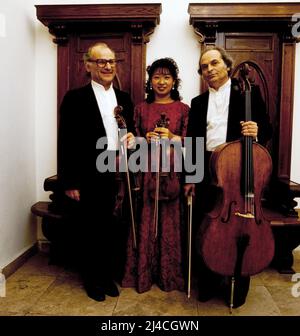 Trio Divertimento, Streichtrio, Kammermusik Trio mit den ungarischen Musikern Ervin Schiffer und György Schiffer und der japanischen Geigerin Elisa Kawaguti, im Bild: Ervin Schiffer, Violine, Elisa Elisa Schiffer, Violine, György Schiffer, Kawagerti Alto, das Streichtrio vor einem Konzert en Allemagne, 1989. Trio Divertimento, trio à cordes, trio de musique de chambre avec les deux musiciens hongrois Ervin Schiffer et Gyoergy Schiffer et la violoniste japonaise Elisa Kawaguti, dans la photo: Ervin Schiffer, violon, Elisa Kawaguti, violon, Gyoergy Schiffer, Alto, le trio String avant un concert en Allemagne, 1989. Banque D'Images