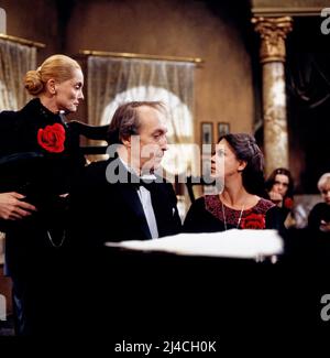 DAS Orchester, TV-Aufzeichnung eines Konzertstücks von Jean Anouilh, Deutschland, 1979, Regie: Dietrich Haugk, Szene: Ernie Mangold, Ernst Stankovski, Sylvia Lukan, Paola Löw, chinten rechts. DAS Orchester, enregistrement TV d'une pièce de théâtre de Jean Anouilh, Allemagne, 1979, réalisé par Dietrich Haugk, scène: Ernie Mangold, Ernst Stankovski, Sylvia Lukan, Paola Löw, retour à droite. Banque D'Images