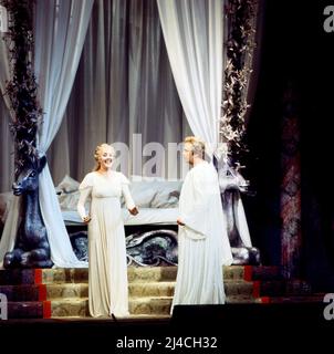 Lohengrin, Romantische Oper von Richard Wagner, Nationaltheater München, 1978, Inszenierung: August Everding, Dirigent: Wolfgang Sawallisch, im Bild: Catarina Ligendza, Rene Kollo. Lohengrin, opéra romantique de Richard Wagner, Théâtre national de Munich, 1978, directeur de scène: August Everding, chef d'orchestre: Wolfgang Sawallisch, sur la photo: Catarina Ligendza, René Kollo Banque D'Images