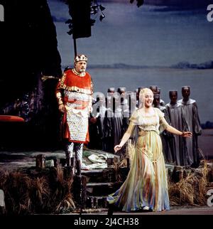 Lohengrin, Romantische Oper von Richard Wagner, Nationaltheater München, 1978, Inszenierung: August Everding, Dirigent: Wolfgang Sawallisch, im Bild: Karl Ridderbusch, Catarina Ligendza. Lohengrin, opéra romantique de Richard Wagner, Théâtre national de Munich, 1978, directeur de scène: August Everding, chef d'orchestre: Wolfgang Sawallisch, sur la photo: Karl Ridderbusch, Catarina Ligendza Banque D'Images