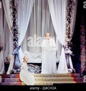 Lohengrin, Romantische Oper von Richard Wagner, Nationaltheater München, 1978, Inszenierung: August Everding, Dirigent: Wolfgang Sawallisch, im Bild: Catarina Ligendza, Rene Kollo. Lohengrin, opéra romantique de Richard Wagner, Théâtre national de Munich, 1978, directeur de scène: August Everding, chef d'orchestre: Wolfgang Sawallisch, sur la photo: Catarina Ligendza, René Kollo Banque D'Images