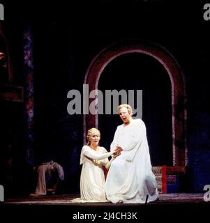 Lohengrin, Romantische Oper von Richard Wagner, Nationaltheater München, 1978, Inszenierung: August Everding, Dirigent: Wolfgang Sawallisch, im Bild: Catarina Ligendza, Rene Kollo. Lohengrin, opéra romantique de Richard Wagner, Théâtre national de Munich, 1978, directeur de scène: August Everding, chef d'orchestre: Wolfgang Sawallisch, sur la photo: Catarina Ligendza, René Kollo Banque D'Images