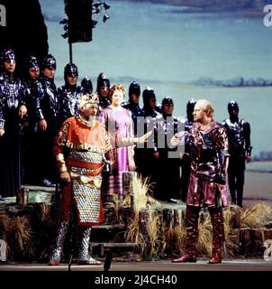 Lohengrin, Romantische Oper von Richard Wagner, Nationaltheater München, 1978, Inszenierung: August Everding, Dirigent: Wolfgang Sawallisch, im Bild: Karl Ridderbusch, Leif roar. Lohengrin, opéra romantique de Richard Wagner, Théâtre national de Munich, 1978, directeur de scène: August Everding, chef d'orchestre: Wolfgang Sawallisch, sur la photo: Karl Ridderbusch, Leif roar Banque D'Images