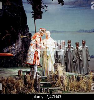 Lohengrin, Romantische Oper von Richard Wagner, Nationaltheater München, 1978, Inszenierung: August Everding, Dirigent: Wolfgang Sawallisch, im Bild: Karl Ridderbusch, Catarina Ligendza. Lohengrin, opéra romantique de Richard Wagner, Théâtre national de Munich, 1978, directeur de scène: August Everding, chef d'orchestre: Wolfgang Sawallisch, sur la photo: Karl Ridderbusch, Catarina Ligendza Banque D'Images