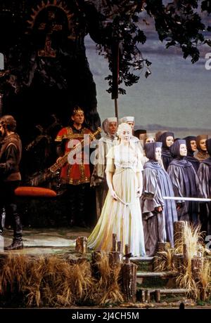 Lohengrin, Romantische Oper von Richard Wagner, Nationaltheater München, 1978, Inszenierung: August Everding, Dirigent: Wolfgang Sawallisch, im Bild: Catarina Ligendza. Lohengrin, opéra romantique de Richard Wagner, Théâtre national de Munich, 1978, directeur de scène: August Everding, chef d'orchestre: Wolfgang Sawallisch, sur la photo: Catarina Ligendza Banque D'Images