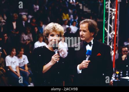 ARD Wunschkonzert, Musikssendung, Deutschland, 1989, modérateur de Dagmar Berghoff und Max Schautzer. ARD Wunschkonzert, Music show, Allemagne, 1989, présenté par Dagmar Berghoff et Max Schautzer. Banque D'Images