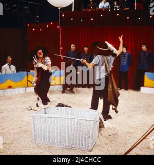 Darf ich mitspielen, Fernsehspiel, Deutschland und Österreich, 1977, Szene im Zirkus: Otto Schenk und Heinz Petters als Clowns. Darf ich mitspielen, pièce de télévision, Allemagne et Autriche, 1977, scène de cirque : Otto Schenk et Heinz Petters en tant que clowns. Banque D'Images