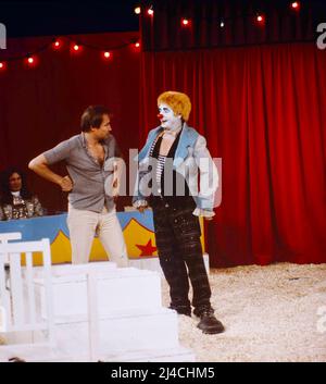 Darf ich mitspielen, Fernsehspiel, Deutschland und Österreich, 1977, Szene im Zirkus: Klaus Maria Brandauer und Heinz Petters. Darf ich mitspielen, pièce de télévision, Allemagne et Autriche, 1977, scène de cirque : Klaus Maria Brandauer et Heinz Petters. Banque D'Images