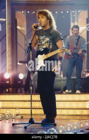 Peter Maffay, deutscher Sänger, Gitarrist und Musikproduzent, im Bild: Peter Maffay beim SWF Konzert: Starss' 96 à Baden-Baden, Deutschland, 1996. Peter Maffay, chanteur, guitariste et producteur de musique allemand, en photo : Peter Maffay au concert ARD : Stars 96 à Baden-Baden, Allemagne, 1996. Banque D'Images