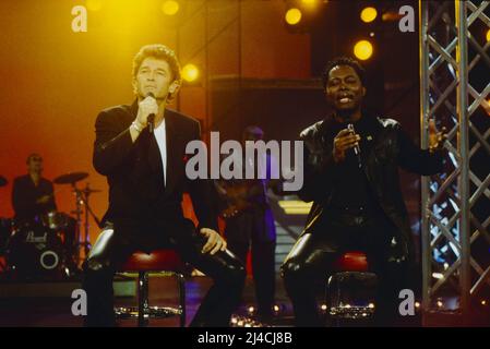 Peter Maffay, deutscher Sänger, Gitarrist und Musikproduzent, im Bild: Peter Maffay mit Lokua Kanza, Sänger und Musiker aus dem Kongo, hier beim Konzert: Starss' 98 à Böblingen, Deutschland, 1998. Peter Maffay, chanteur, guitariste et producteur de musique allemand, en photo : Peter Maffay et Lokua Kanza, chanteur et musicien du Congo, au concert ARD : Stars 98 à Boeblingen, Allemagne, 1998. Banque D'Images