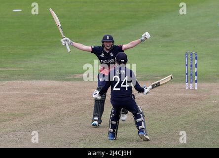 Photo du dossier datée du 18-07-2017 de la femme d'Angleterre, Anya Shrubsole célèbre les courses gagnantes avec Jenny Gunn contre les femmes d'Afrique du Sud lors du match demi-finale de la coupe du monde des femmes de l'ICC. Anya Shrubsole a annoncé sa retraite du cricket international. Date de publication : jeudi 14 avril 2022. Banque D'Images