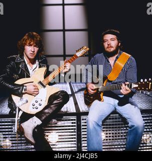 Peter Maffay, deutscher Sänger und Gitarrist, im Bild mit dem deutschen Musiker Johnny tame, BEI einem TV-Auftritt, Deutschland, 1980. Peter Maffay, chanteur et guitariste allemand, photographié avec le musicien allemand Johnny Tame, spectacle télévisé, Allemagne, 1980. Banque D'Images