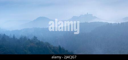 Vue depuis le Rennsteig sur la forêt de Thuringe jusqu'au château de Wartburg dans le brouillard, près d'Eisenach, Thuringe, Allemagne Banque D'Images