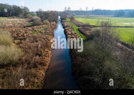 Mittelradde vue aérienne, rivière traversant le paysage culturel, section avec végétation riveraine, tir de drone, Basse-Saxe, Allemagne Banque D'Images