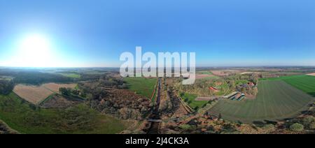 Mittelradde panorama vue aérienne, rivière coule à travers le paysage culturel, tir de drone, Basse-Saxe, Allemagne Banque D'Images