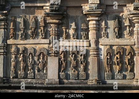 Belur, Karnataka, Inde - Déc 19 2021, sculptures et sculptures des temples de Belur et Halebidu, temples de Hoysala - Temple de Chennakhava. Banque D'Images
