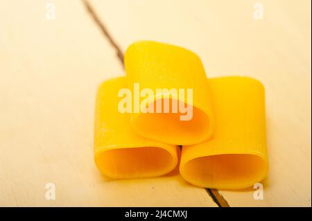 Les pâtes italiennes paccheri ou schiaffoni sur tableau blanc macro closeup Banque D'Images