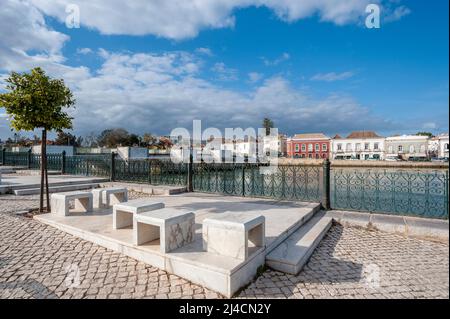 Paysage urbain historique sur la rivière Gilao, Tavira, Algarve, Portugal, Europe Banque D'Images