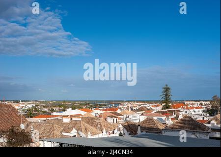 Vue sur les toits de la vieille ville avec le parc naturel de Ria Formosa en arrière-plan, Tavira, Algarve, Portugal, Europe Banque D'Images