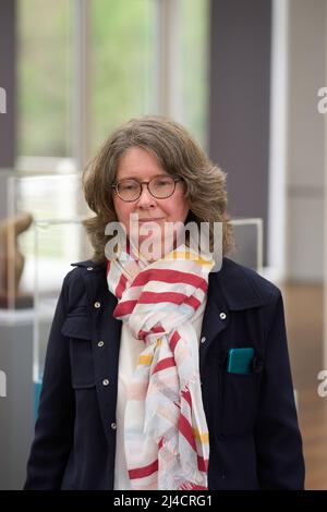 Remagen Rolandseck, Allemagne. 13th avril 2022. Petra Spielmann, chef de l'administration, parle au musée ARP Remagen-Rolandseck. Crédit : Thomas Frey/dpa/Alay Live News Banque D'Images