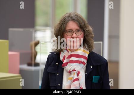 Remagen Rolandseck, Allemagne. 13th avril 2022. Petra Spielmann, chef de l'administration, parle au musée ARP Remagen-Rolandseck. Crédit : Thomas Frey/dpa/Alay Live News Banque D'Images