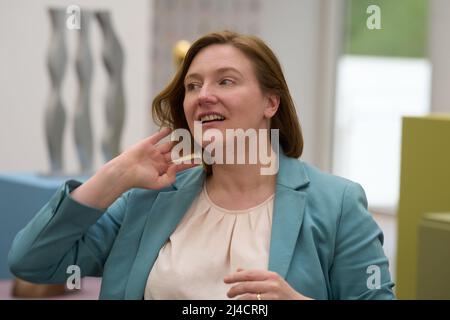 Remagen Rolandseck, Allemagne. 13th avril 2022. Katharina Binz, ministre de la Culture de Rhénanie-Palatinat, s'exprime au Musée ARP Remagen-Rolandseck. Crédit : Thomas Frey/dpa/Alay Live News Banque D'Images