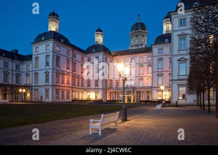 Château de Bensberg dans la soirée, Althoff Grandhotel, Hôtel cinq étoiles, Bergisch Gladbach, Bergisches Land, Rhénanie-du-Nord-Westphalie, Allemagne Banque D'Images