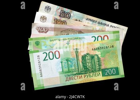 Billets de banque russes en coupures de 200, 100 et 50 roubles, photographie de studio avec fond noir Banque D'Images