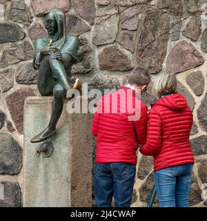 Personnes à la sculpture till Eulenspiegel, artiste Karlheinz Goedtke, Moelln, Schleswig-Holstein, Allemagne Banque D'Images