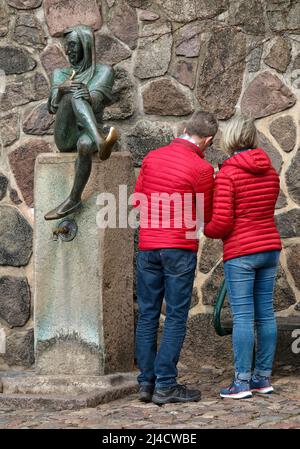 Personnes à la sculpture till Eulenspiegel, artiste Karlheinz Goedtke, Moelln, Schleswig-Holstein, Allemagne Banque D'Images