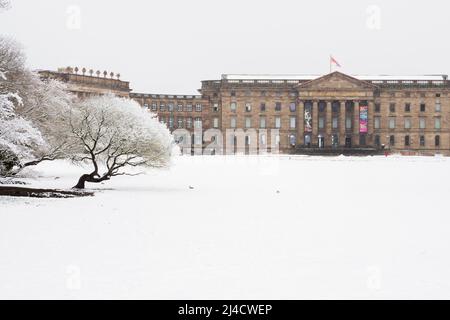 Palais Wilhelmshoehe en hiver, Bergpark Wilhelmshoehe, site classé au patrimoine mondial de l'UNESCO, Kassel, Hesse, Allemagne Banque D'Images