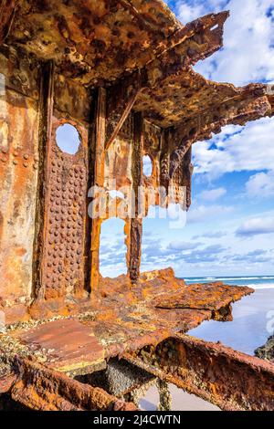 Un gros plan d'une section brisée du côté tribord de l'épave de Maheno sur la plage de Seventy Five Mile Beach, Fraser Island, Queensland, Australie Banque D'Images