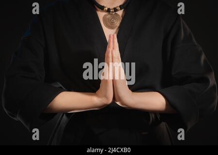 Gros plan du symbole femme mains priant. Geste de prière et de gratitude. Banque D'Images