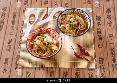 deux bols de soupe thaïlandaise de nouilles avec poulet et légumes, aliments sains Banque D'Images