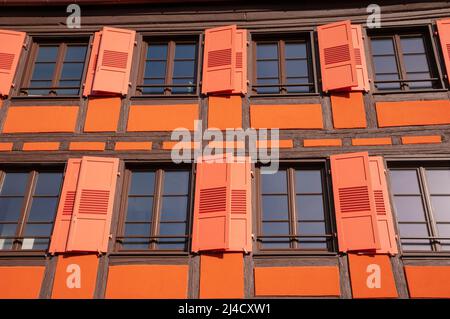Vue rapprochée d'une maison à colombages et de fenêtres à la française dans la vieille ville de Strasbourg, quartier de la petite France, Strasbourg, site classé au patrimoine mondial de l'UNESCO, Bas- Banque D'Images