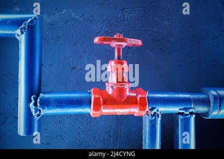 Vanne d'eau sur un tuyau métallique bleu. Banque D'Images