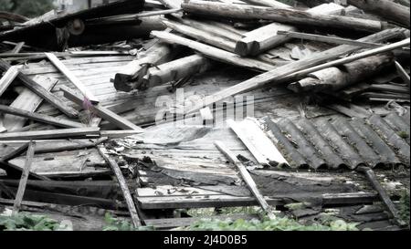 Les restes d'une maison en bois, une ruine complète Banque D'Images