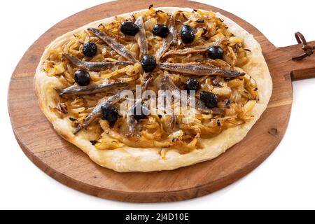 pissaladière cuite sur un panneau de bois isolé sur fond blanc Banque D'Images