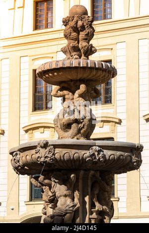 Fontaine ornementale sur le château de Prague Banque D'Images