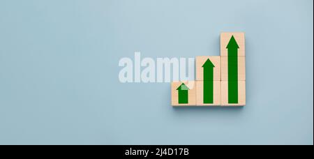 Croissance. Objectif de l'investissement et du concept de croissance de l'entreprise. Concept de processus de réussite de la croissance de l'entreprise en échelle.empilement de blocs de bois comme escalier de STEP wi Banque D'Images