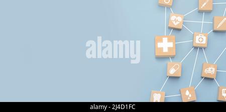Blocs en bois avec des icônes de divers types d'assurance, symbole médical de santé avec lien de connexion pour l'assurance santé et l'assurance co Banque D'Images