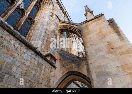 Cloîtres et arches sous les contreforts volants sur le côté sud de la cathédrale de Winchester, Cathedral Close, Winchester, Hampshire, sud de l'Angleterre Banque D'Images