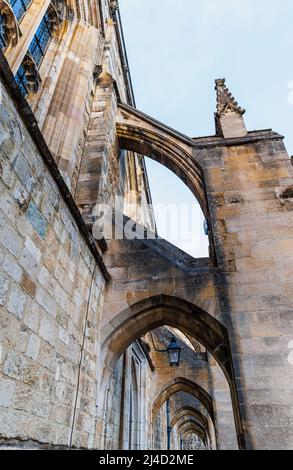 Cloîtres et arches sous les contreforts volants sur le côté sud de la cathédrale de Winchester, Cathedral Close, Winchester, Hampshire, sud de l'Angleterre Banque D'Images