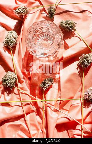 Fleurs séchées sur du matériel froissé Banque D'Images
