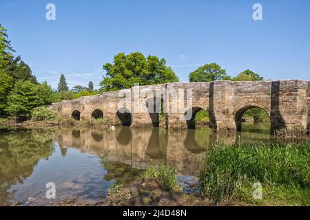 Pont de Stopham traversant la rivière Arun près de Pulborough, West Sussex, Angleterre, Royaume-Uni Banque D'Images