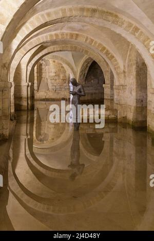 Winchester, Hampshire, Royaume-Uni - 15 mai 2014 : crypte inondée de la cathédrale de Winchester contenant la sculpture 'Sound II' de l'artiste Sir Antony Gormley Banque D'Images