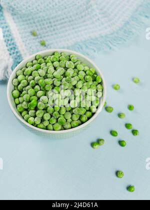 Composition avec légumes surgelés biologiques sur fond bleu clair Banque D'Images