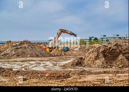 Berlin, Allemagne - 13 avril 2022 : vue sur un chantier où de nouveaux bâtiments résidentiels sont construits. Banque D'Images